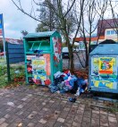 Foto: Kleidercontainer VerSero ÜBERVOLL und Deponie daneben 